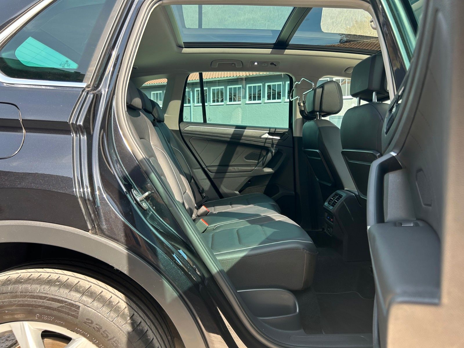 Fahrzeugabbildung Volkswagen Tiguan 2.0 TSI DSG Highline 4M Kamera Leder ACC