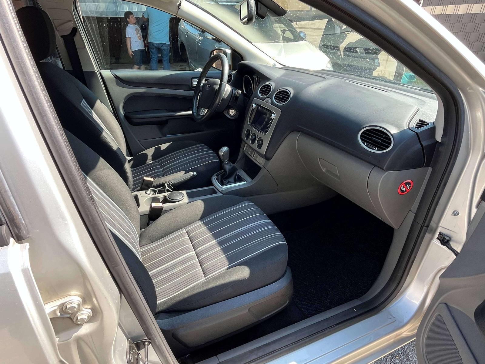 Ford Focus 2009 — photo 12