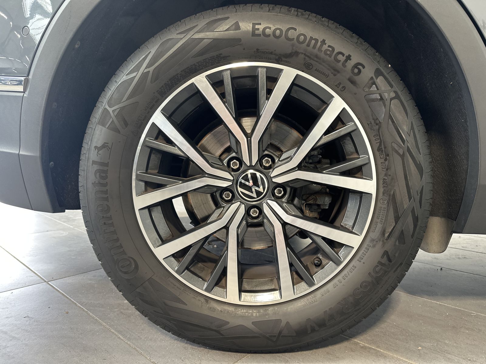 Fahrzeugabbildung Volkswagen Tiguan 2.0 TDI DSG 4M Life NAV+LED+KAM+PANO+AHK