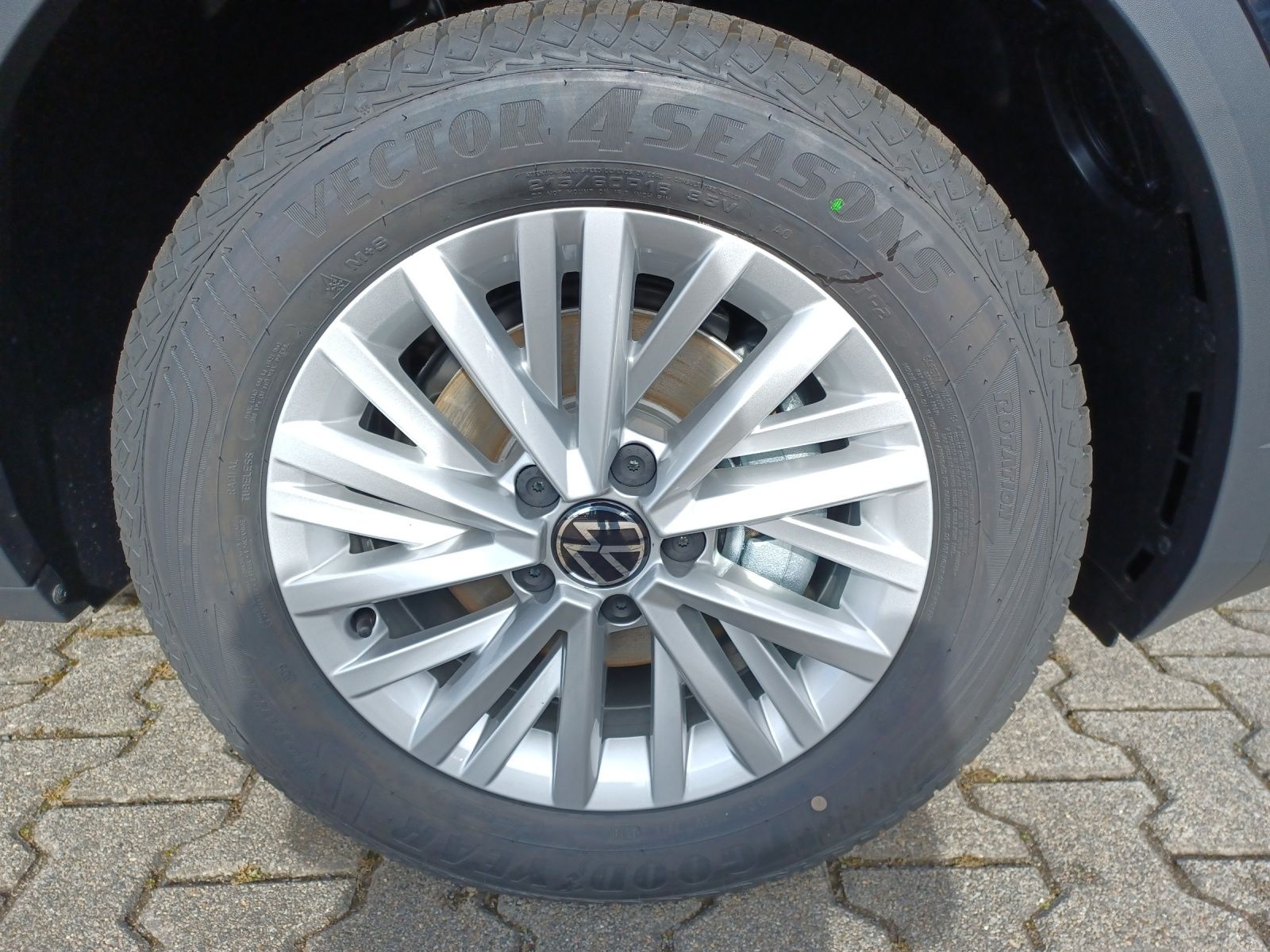 Fahrzeugabbildung Volkswagen T-Roc TSI Life LED CarPlay AID ACC RFK SH LM