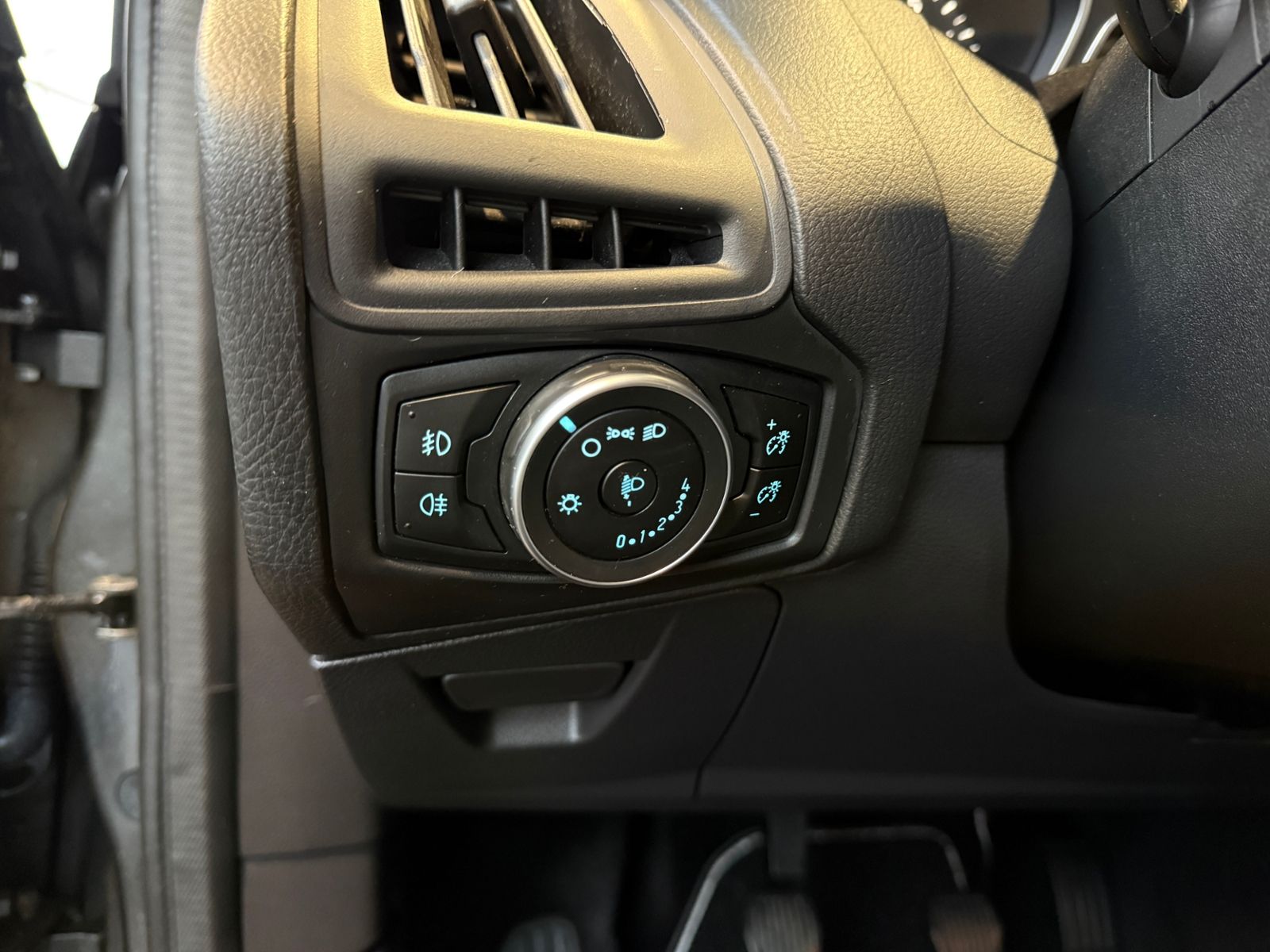 Fahrzeugabbildung Ford Focus Turnier Business KLIMA NAVI ALU