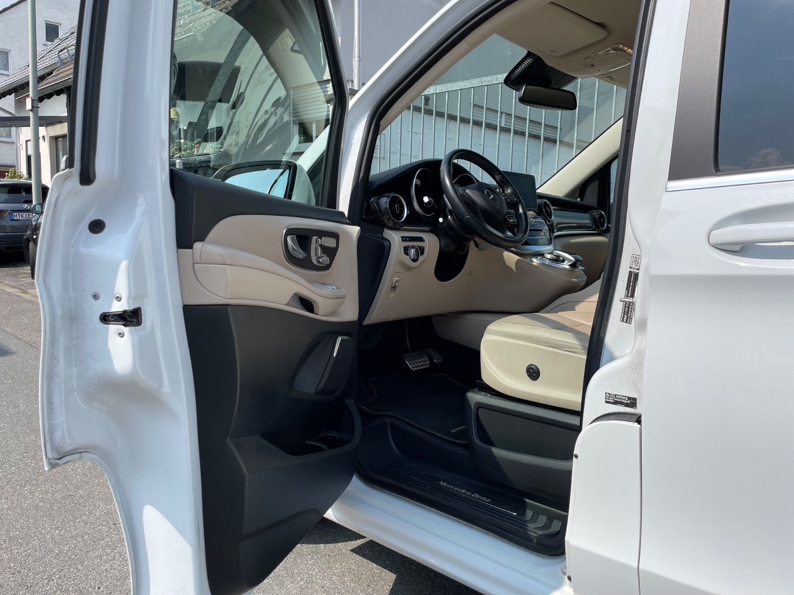 Fahrzeugabbildung Mercedes-Benz V 300 d Lang Avantgarde AMG-Line |Burmester|360°