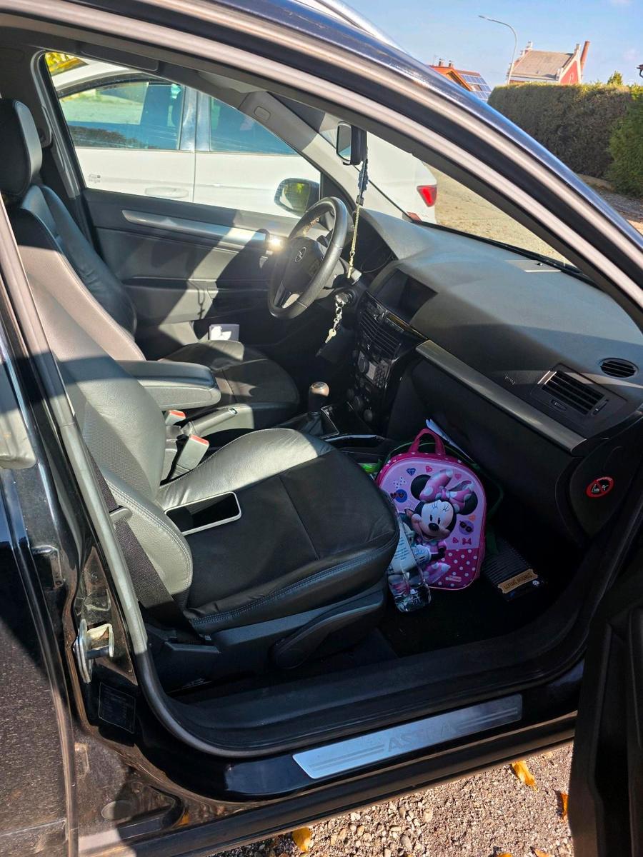 Opel Astra 2007 — interior