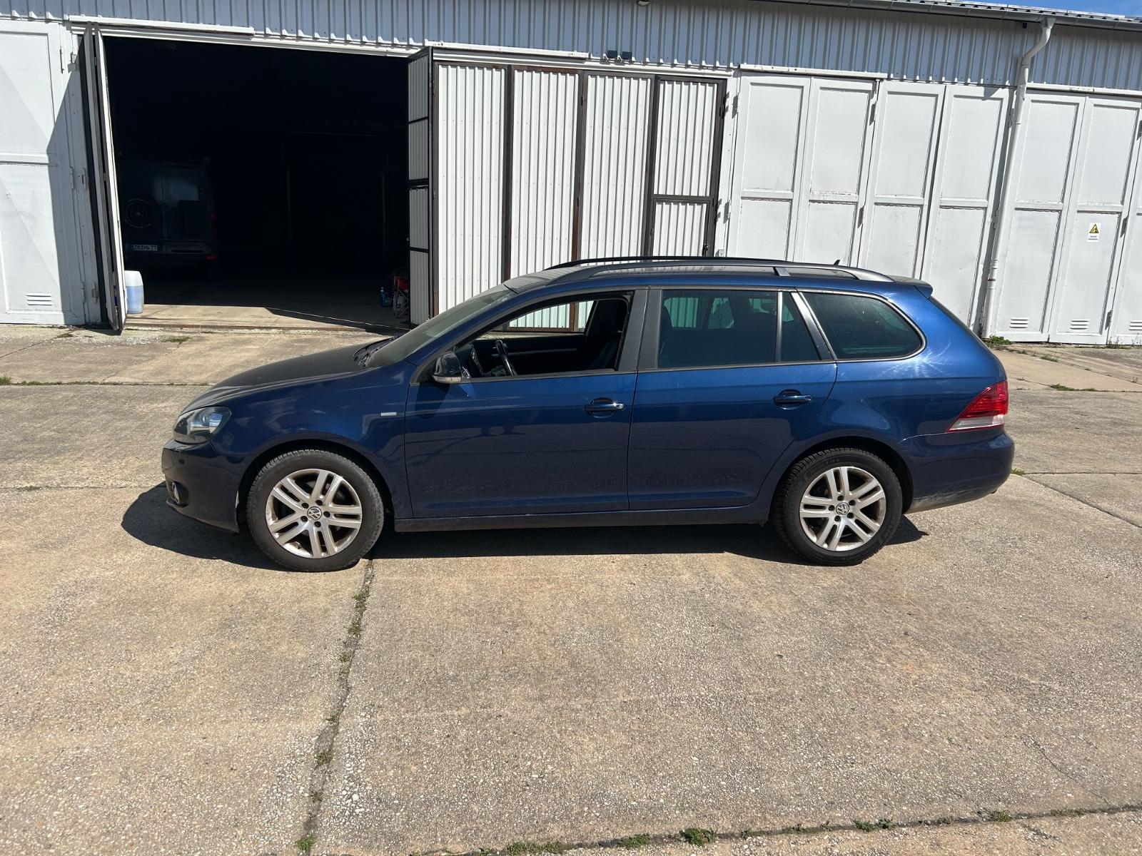 Volkswagen Golf 2012 — interior