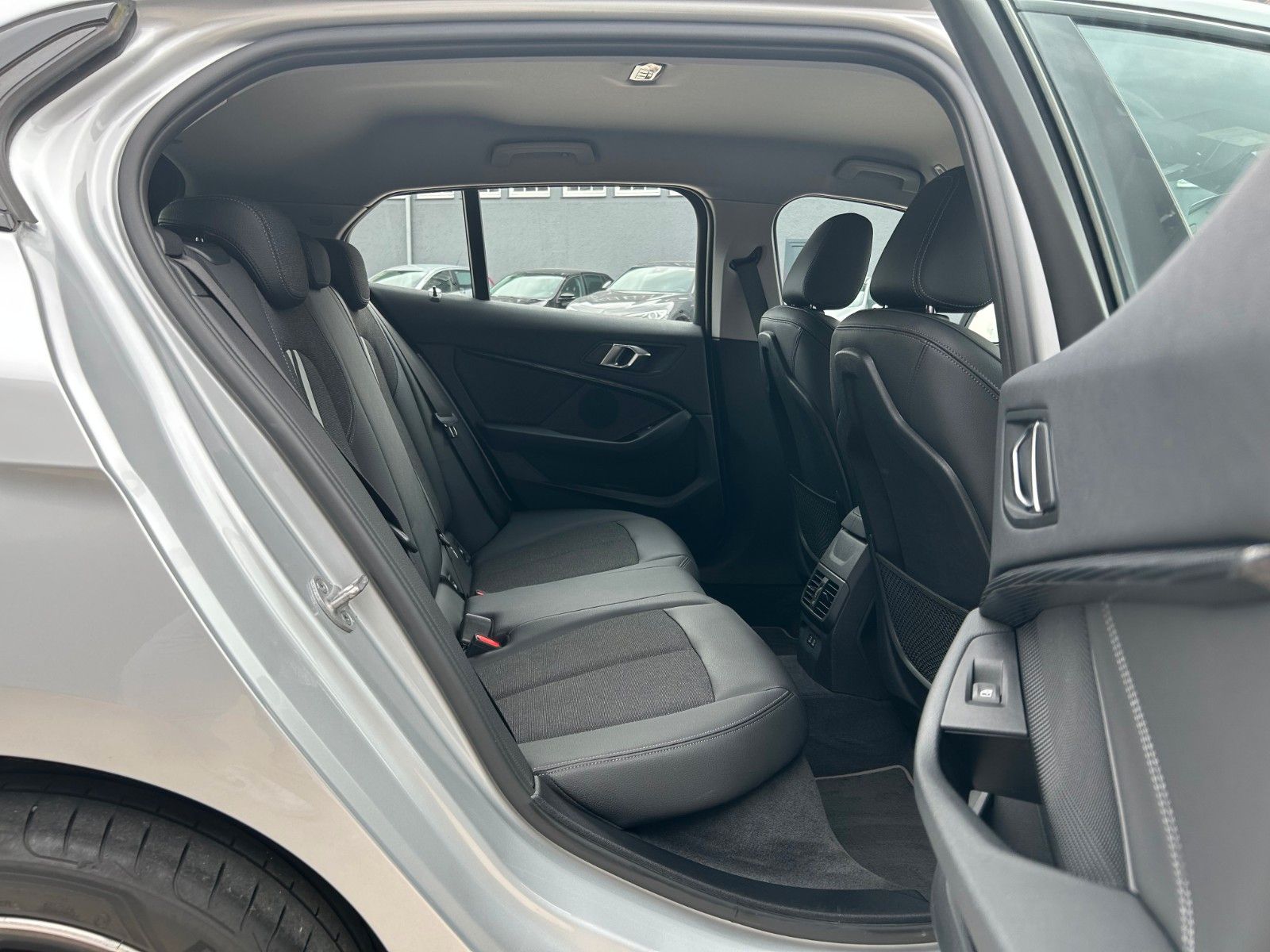 Fahrzeugabbildung BMW 118i Sport Line Kamera Navi SHZ LED GRA Leder