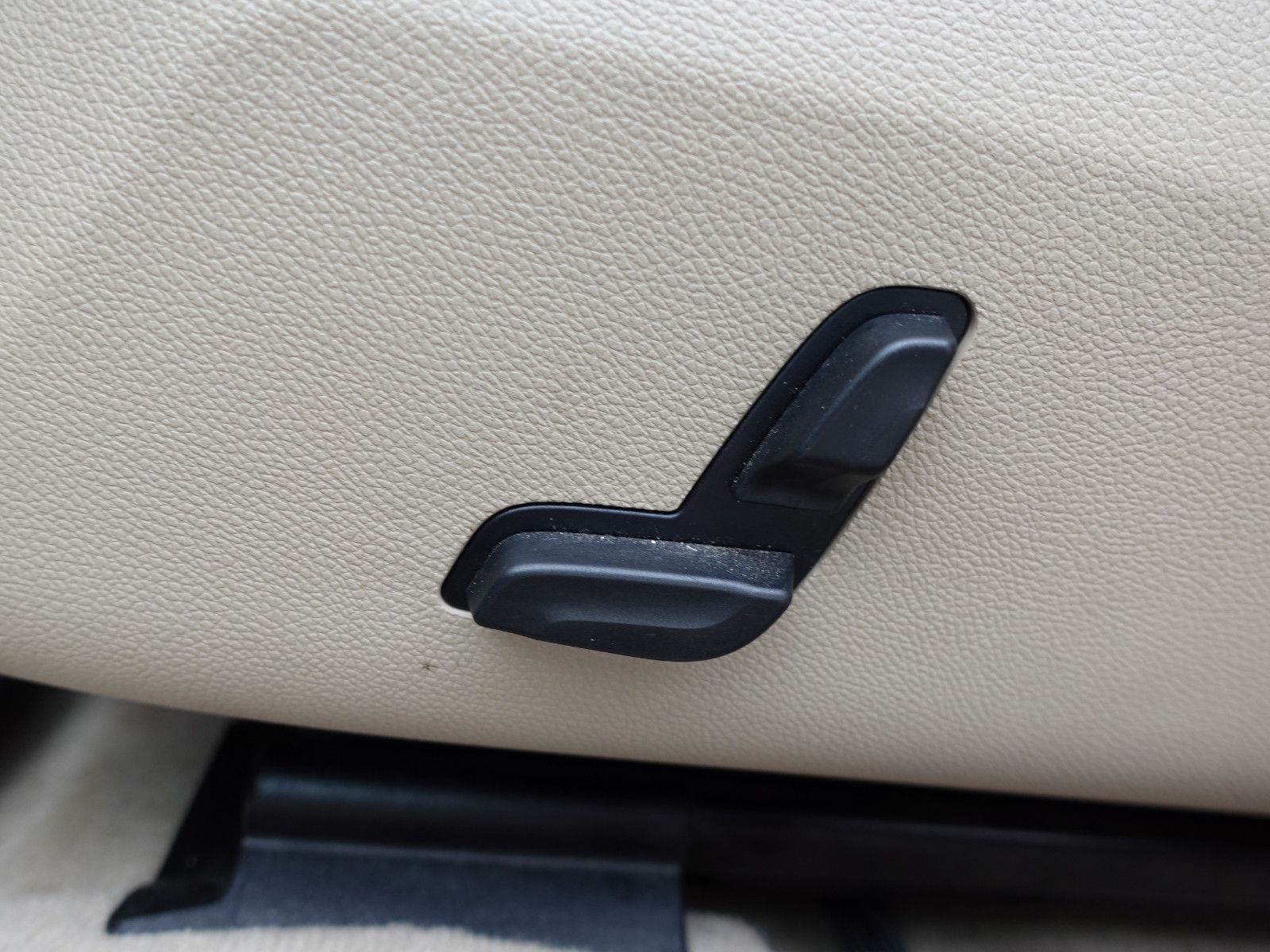 Fahrzeugabbildung Mercedes-Benz E 350 CGI Elegance,Navi,Sitzhzg,Händlerfahrzeug