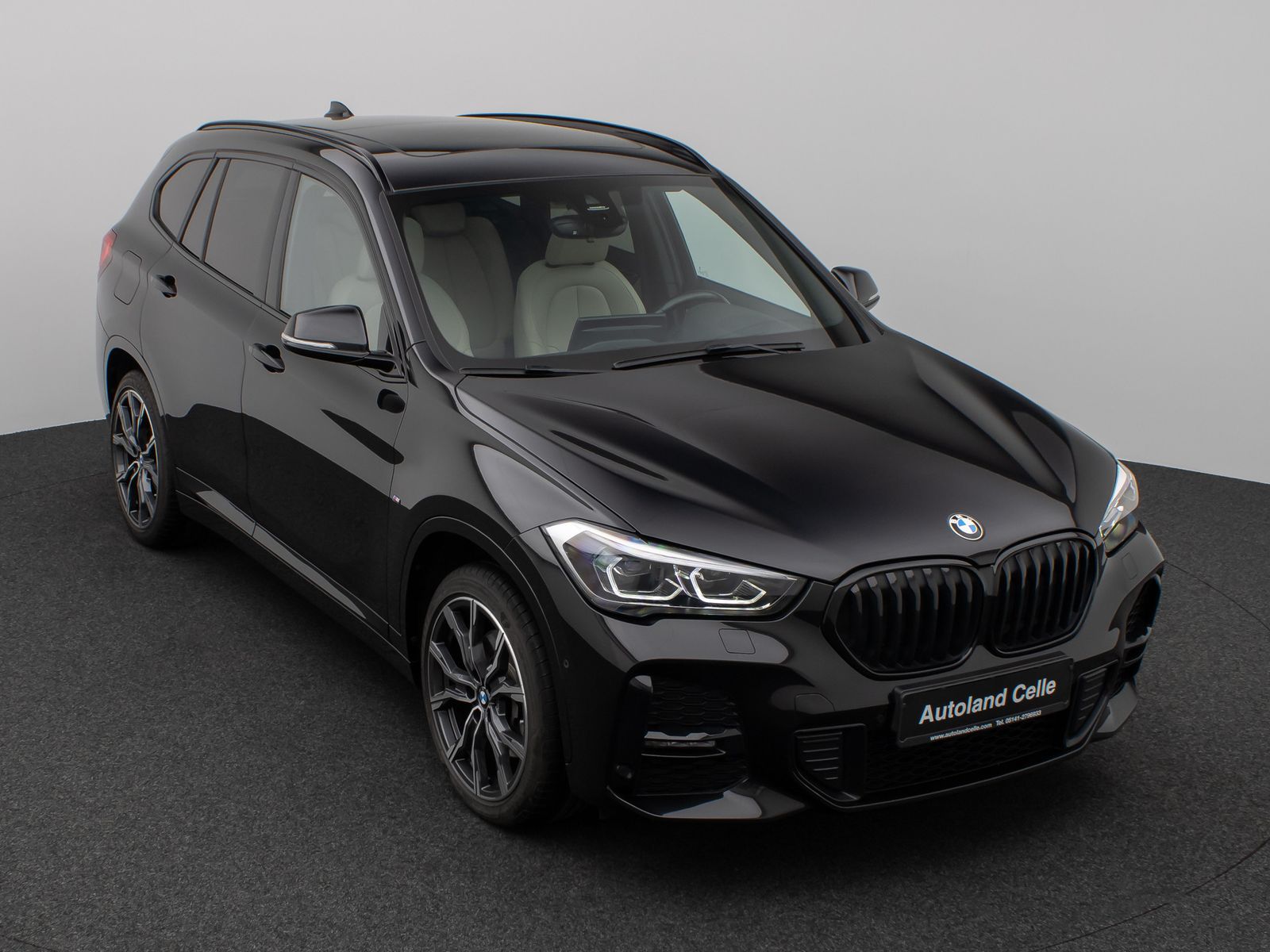 Fahrzeugabbildung BMW X1 xD25e MSport Panorama Kamera HUD DAB HiFi AHK