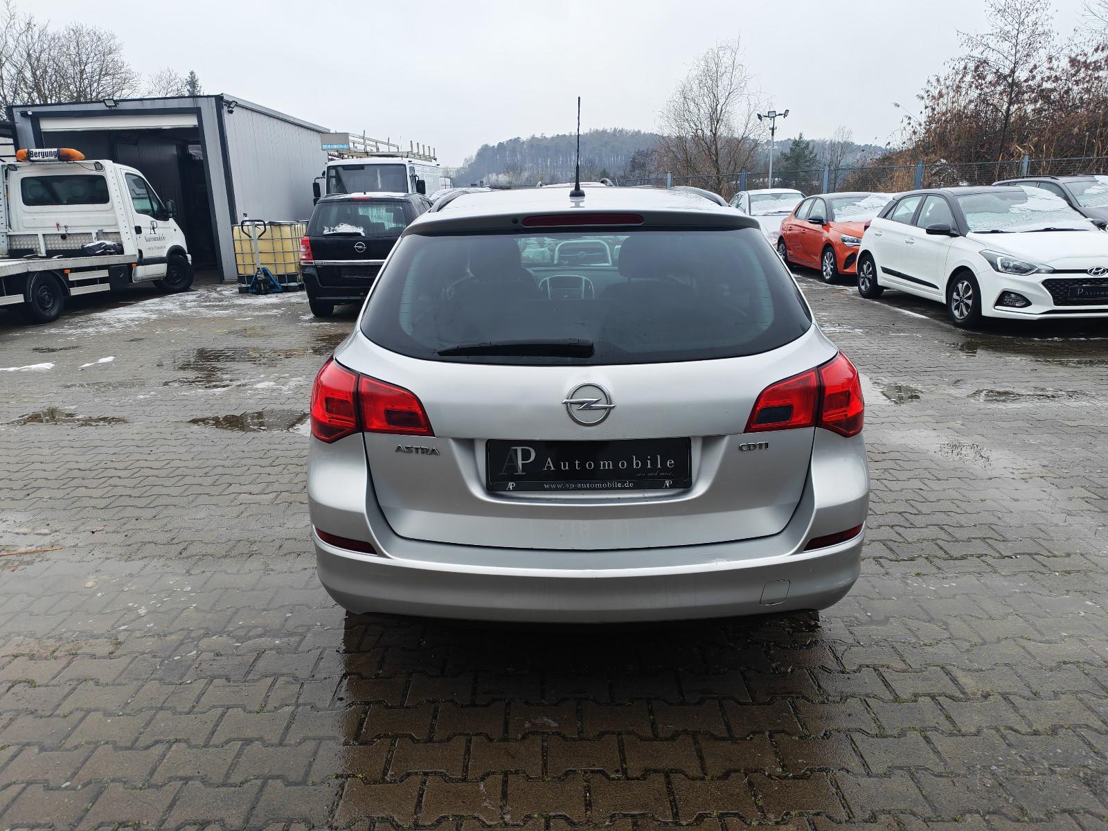 Opel Astra 2011 — photo 9