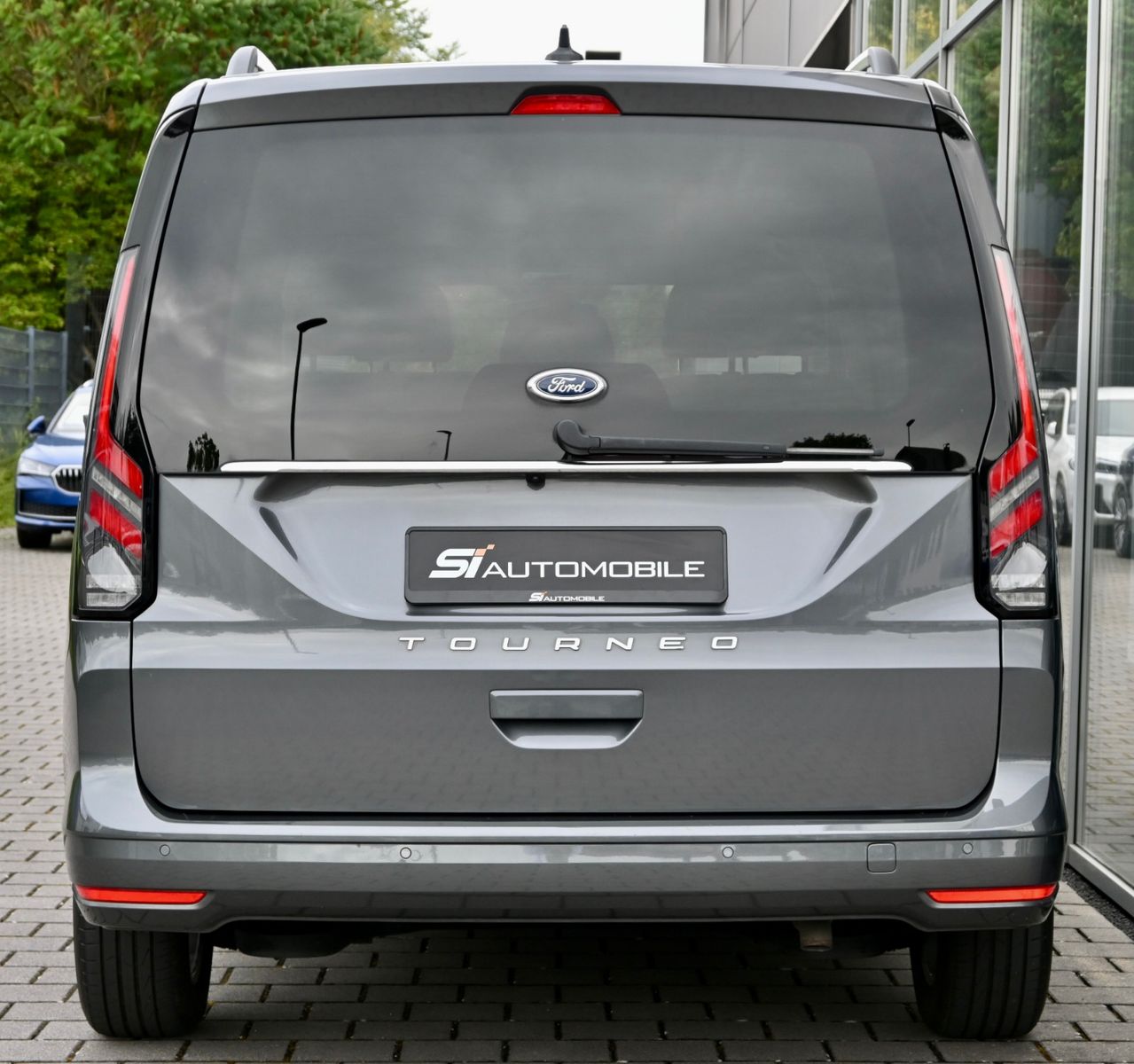 Fahrzeugabbildung Ford Grand Tourneo 2.0 d Titanium Aut °PANO°KAM°8FACH