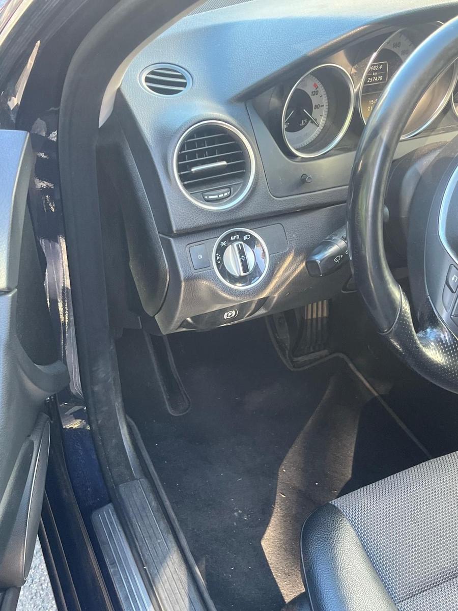 Mercedes-Benz C200 2011 — photo 12