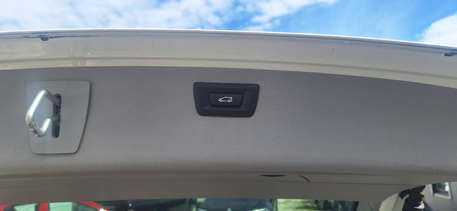 BMW 318 2012 — photo 14