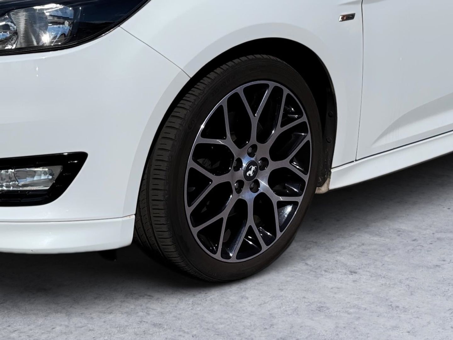 Fahrzeugabbildung Ford Focus Turnier ST-Line Sportpaket Navi Mehrzonenk