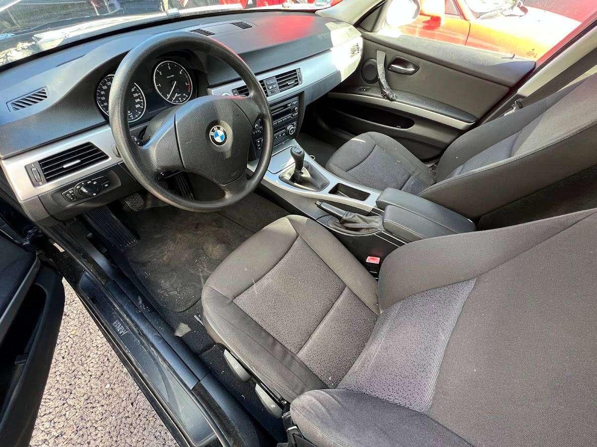 BMW 318 2008 — вигляд ззаду