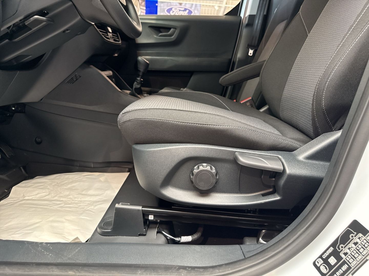 Fahrzeugabbildung Ford Transit Courier Trend AHK Apple CarPlay Android