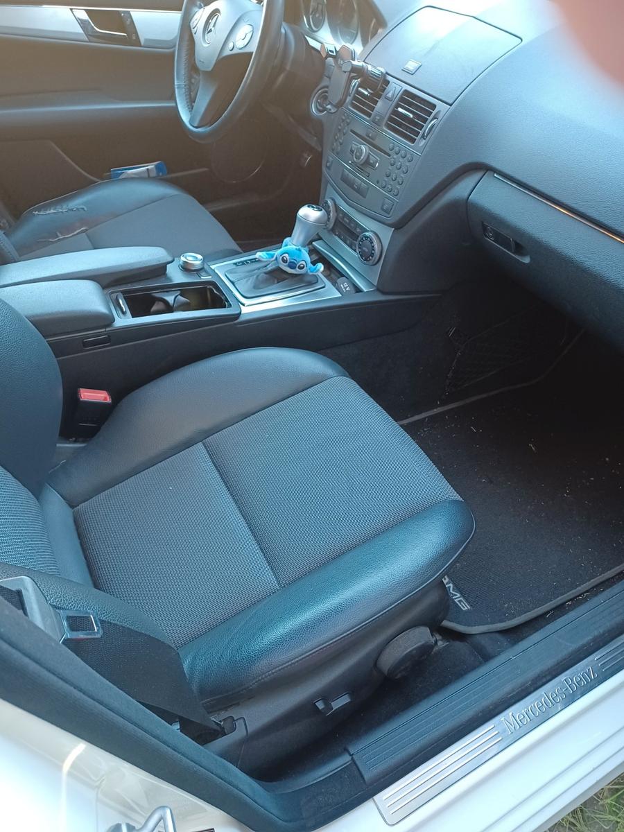 Mercedes-Benz 220 2009 — interior