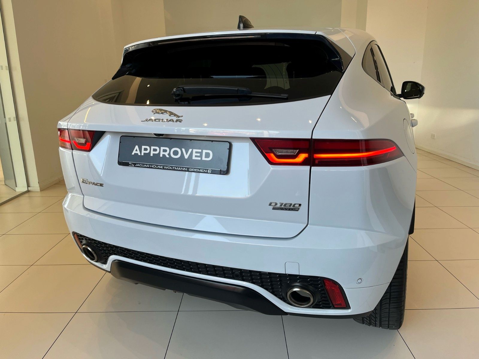 Fahrzeugabbildung Jaguar E-Pace D180 Chequered Flag Panoramadach & AHK