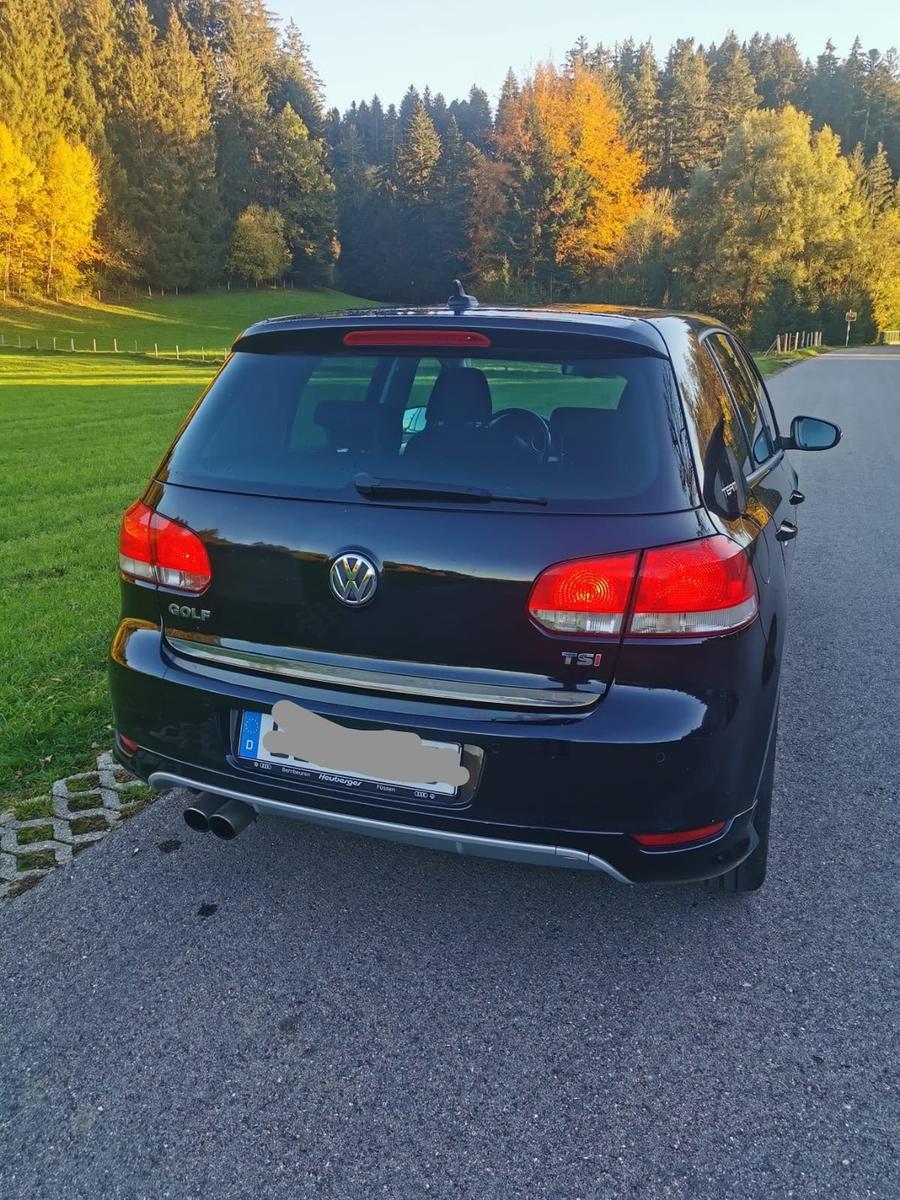 Volkswagen Golf 2010 — rear view