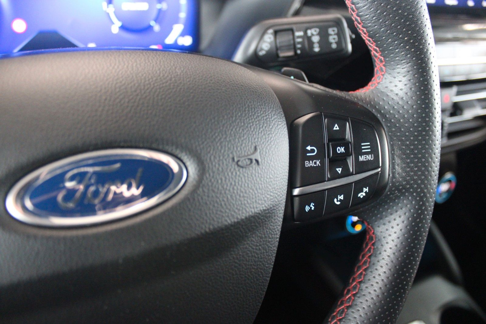 Fahrzeugabbildung Ford Kuga ST-Line X Aut. AWD LED AHK ACC HUD WinterP