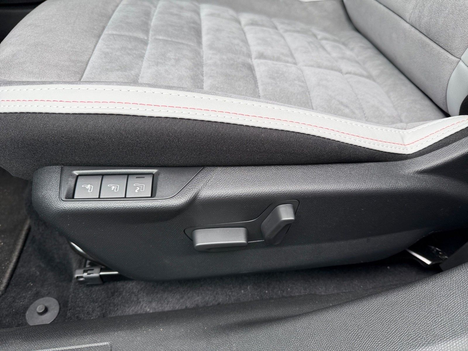Fahrzeugabbildung Citroën C4 Hybrid 145 MAX - Vollausstattung*Massage*ACC
