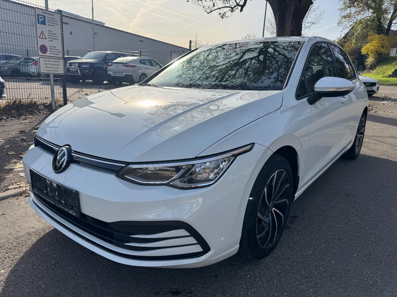 Volkswagen Golf VIII Lim. Life Ambiente Alcantara LED