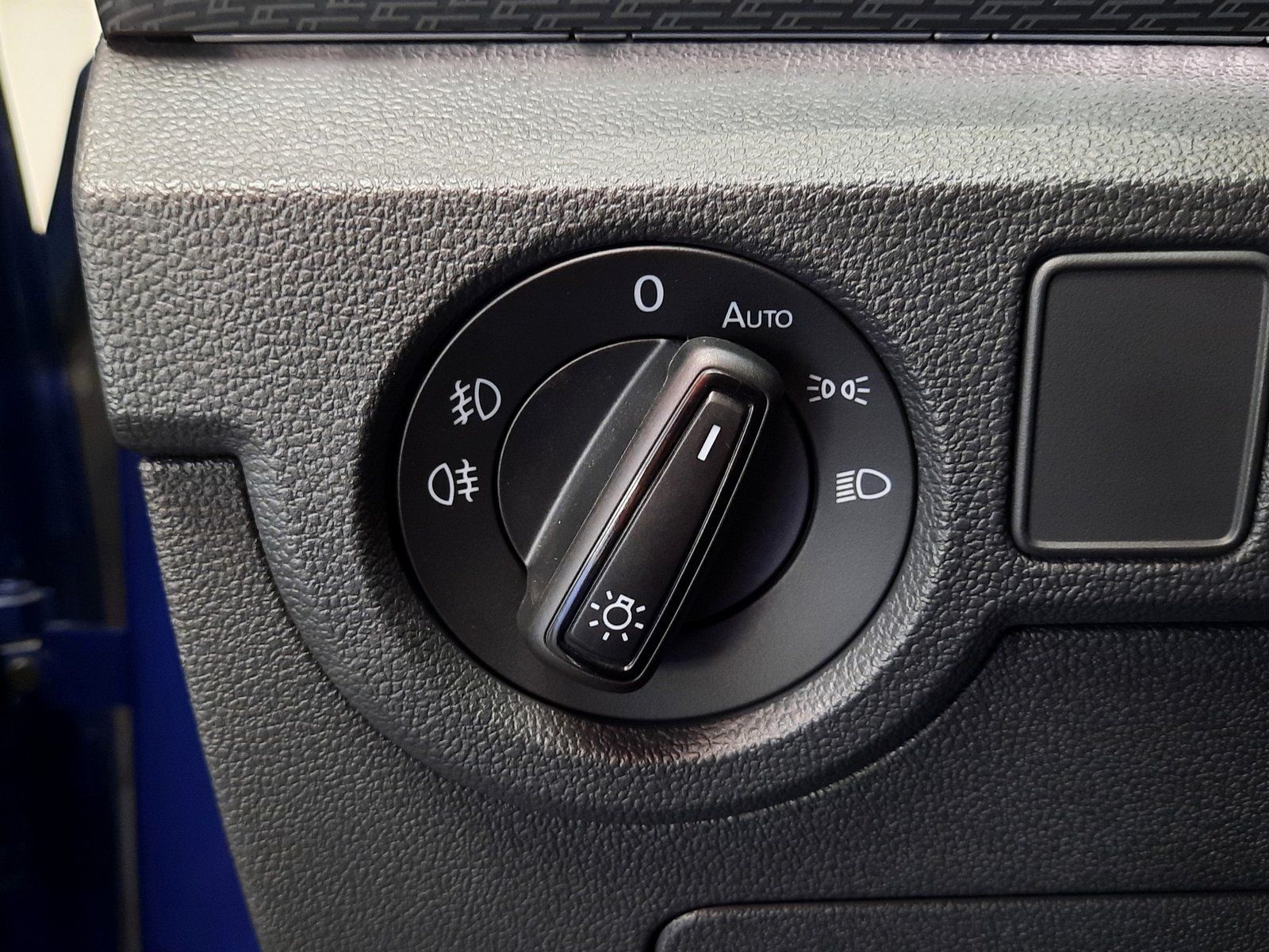 Fahrzeugabbildung Volkswagen Cross TSI DSG R-Line *Navi*Cam*LED*PDC*ACC*Sitzh