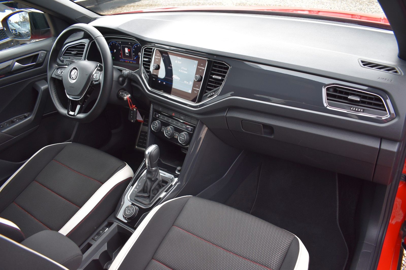 Fahrzeugabbildung Volkswagen T-Roc Sport 4Motion LED AHK Applecar Automatik