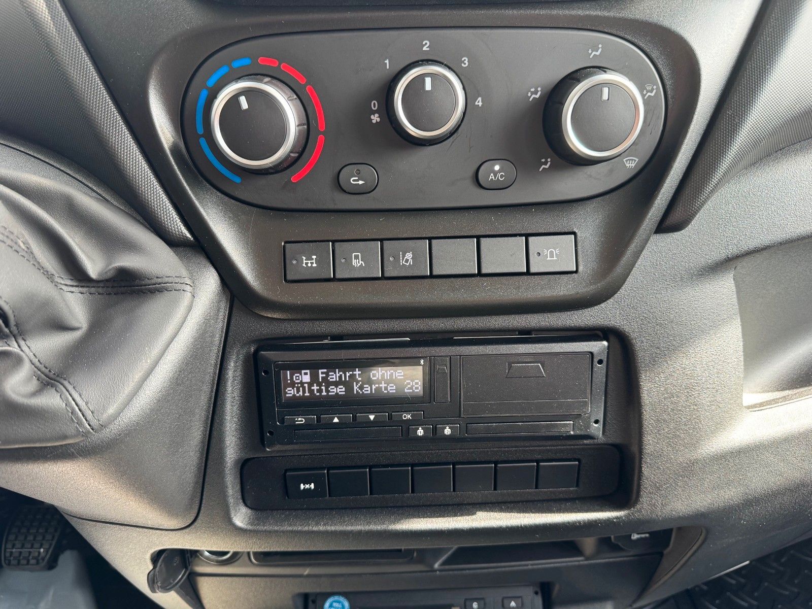 Fahrzeugabbildung Iveco Daily 70C18 H 3.0L *AHK*7-Sitze*Standheizung*