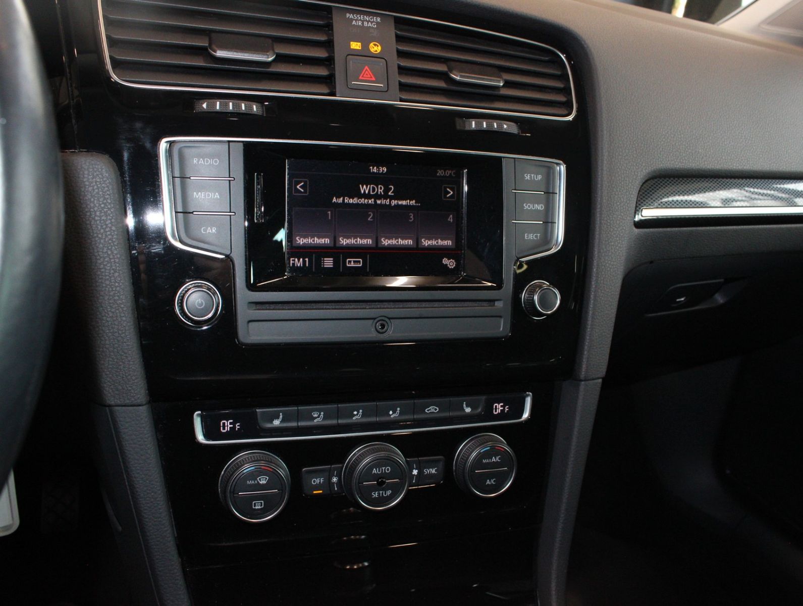 Fahrzeugabbildung Volkswagen Golf 1.4 TSI BMT Highline*Navi*Bi-Xenon*PDC