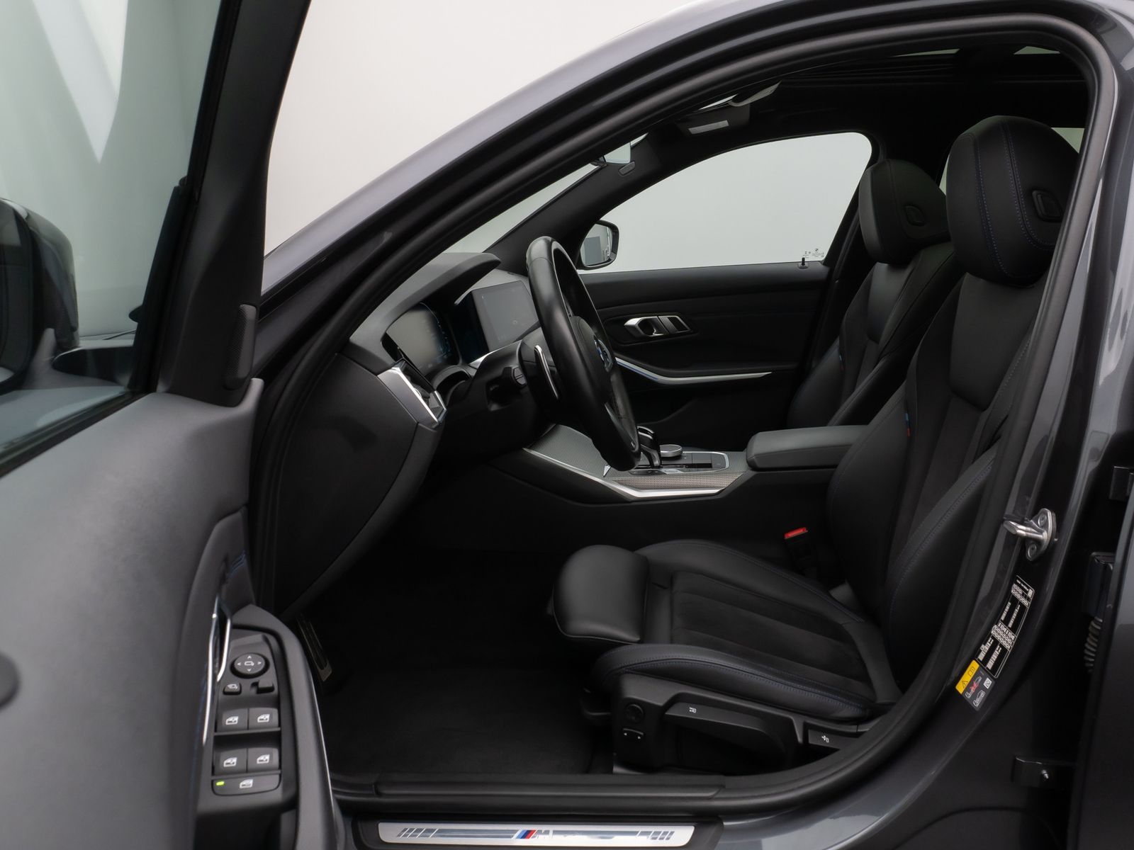 Fahrzeugabbildung BMW 330e M Sport Panorama Kamera Laser HUD DAB HiFi