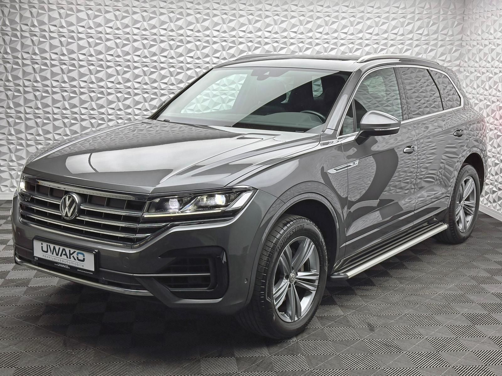Fahrzeugabbildung Volkswagen TOUAREG 3.0 TDI R-LINE/4MOT/LUFT/STDHZ/PANO/AHK