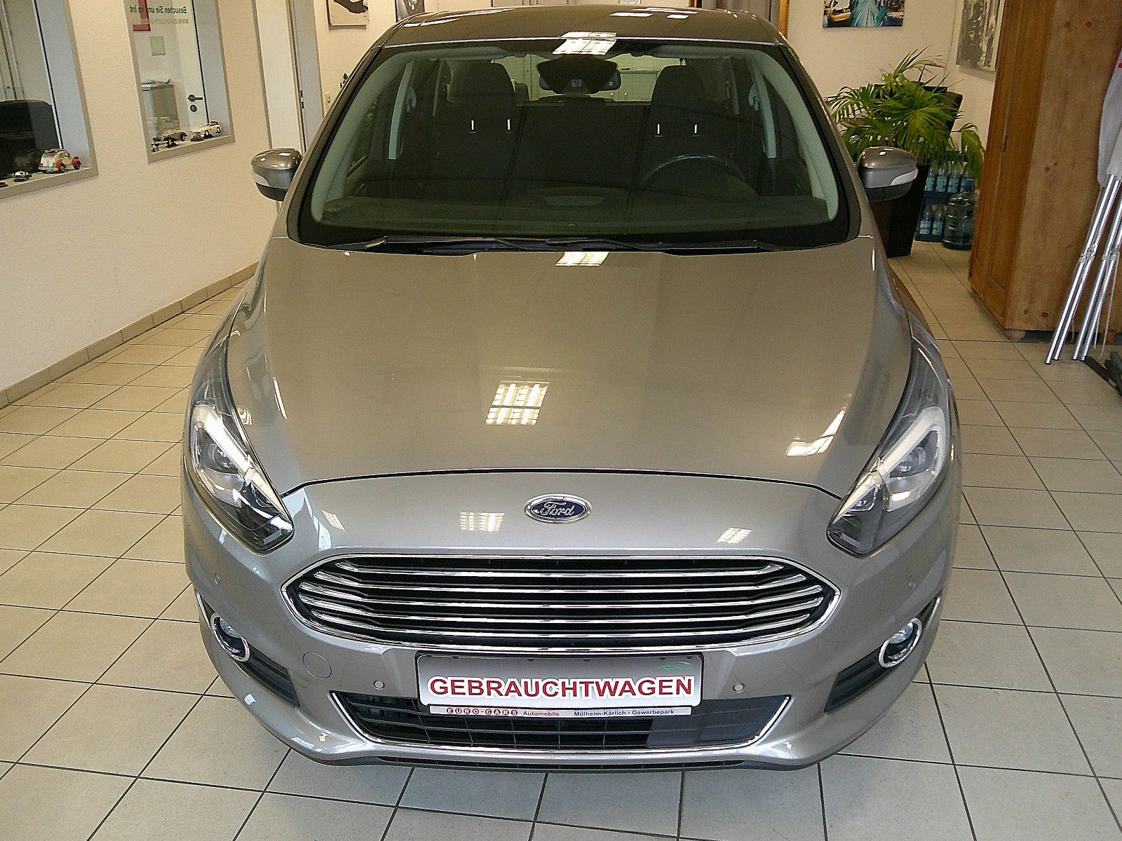 Fahrzeugabbildung Ford S-MAX Titanium / NAVI / DAB / AHK / LED