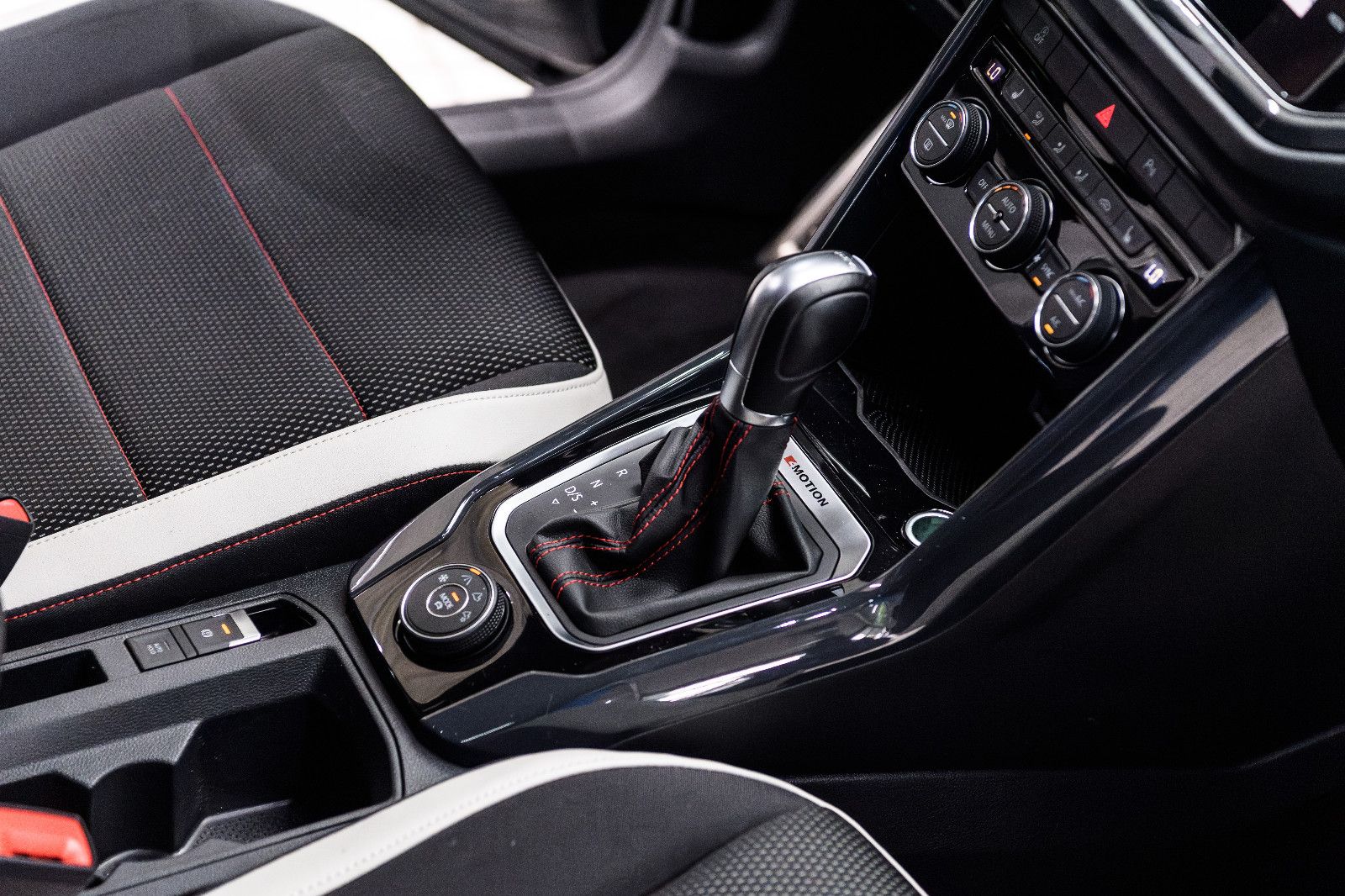 Fahrzeugabbildung Volkswagen T-Roc Sport 2.0 DSG 4Motion AHK SHZ ACC