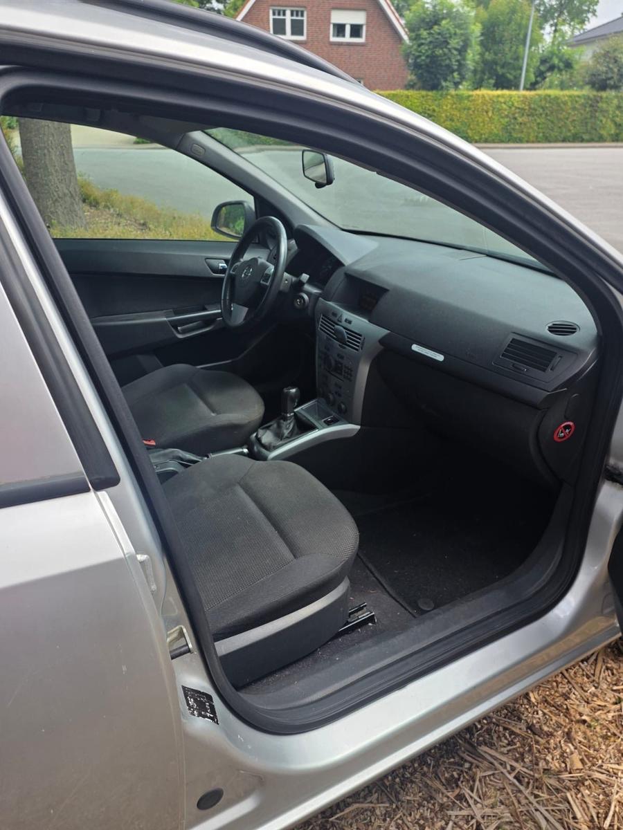 Opel Astra 2010 — photo 8