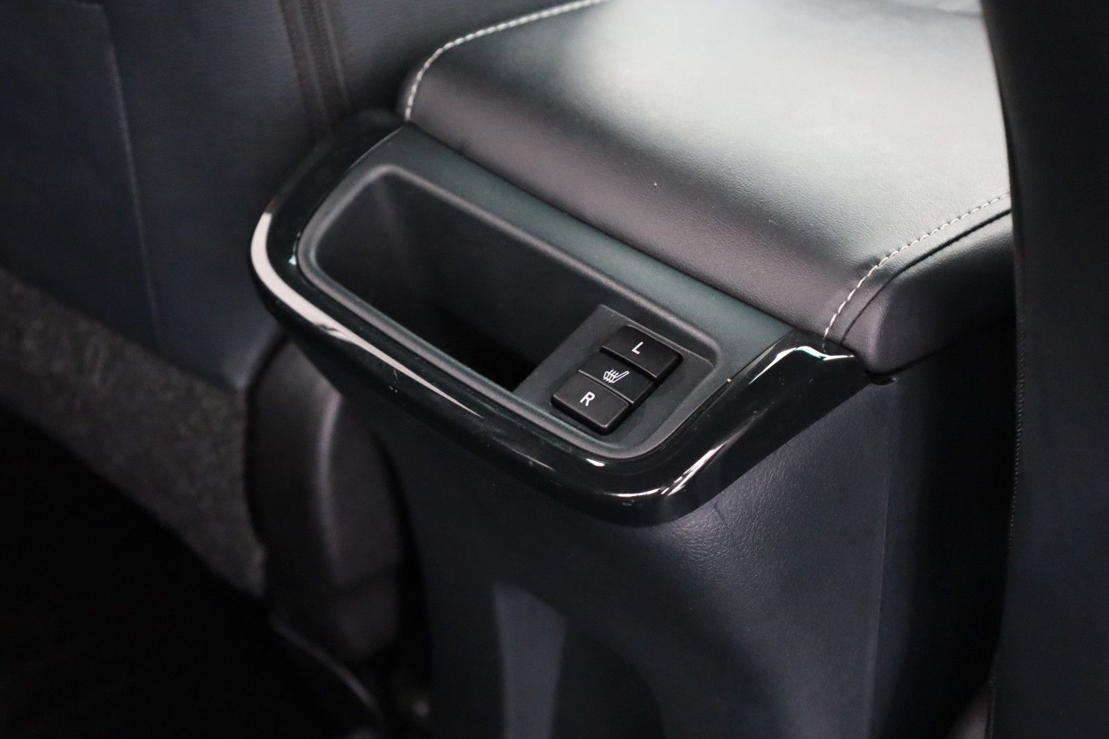 Fahrzeugabbildung Toyota Hilux 2.8 D-4D Invincible,ACC,Navi,Rollo,AHK