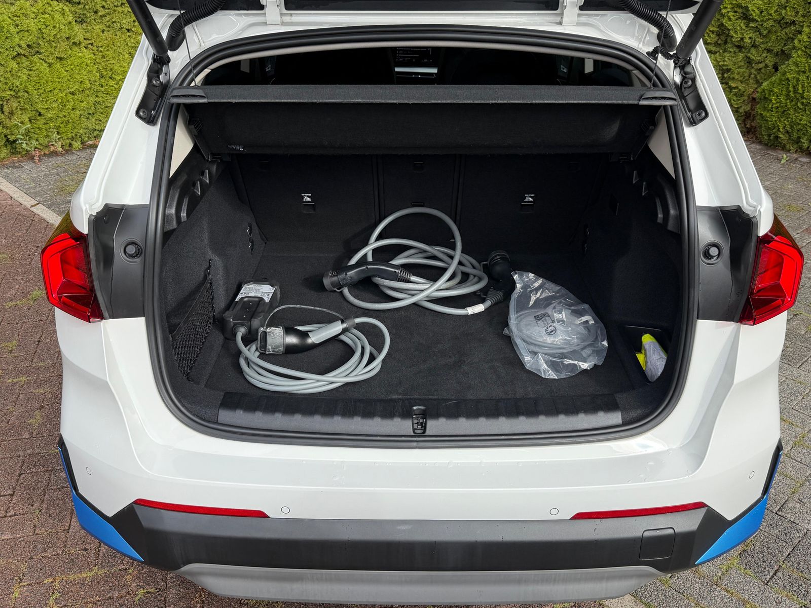 Fahrzeugabbildung BMW iX1 30 xDrive 64 kWh SHADOW+LIFE+SHZ+KAM+LEDER+M