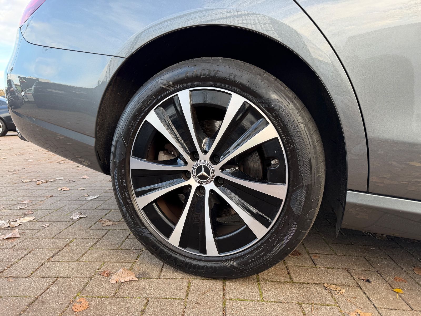 Fahrzeugabbildung Mercedes-Benz E 300e Avantgarde 4Matic*LED*KAMERA*TEILLEDER*