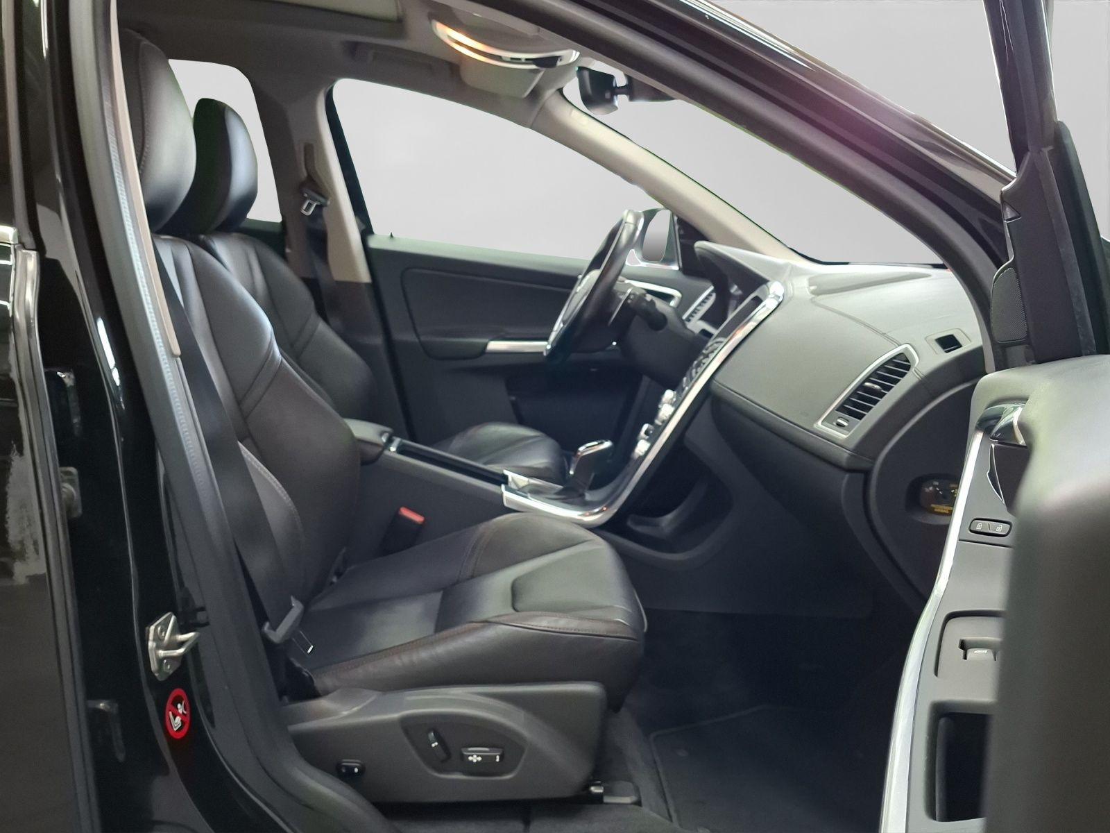 Volvo XC60 T5 AWD SUMMUM AHK PANO LEDER