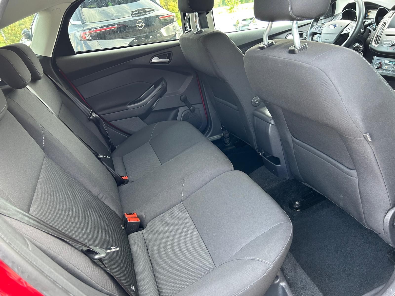 Fahrzeugabbildung Ford Focus Lim. 1.5i Business°150 PS°Winterpaket°Navi