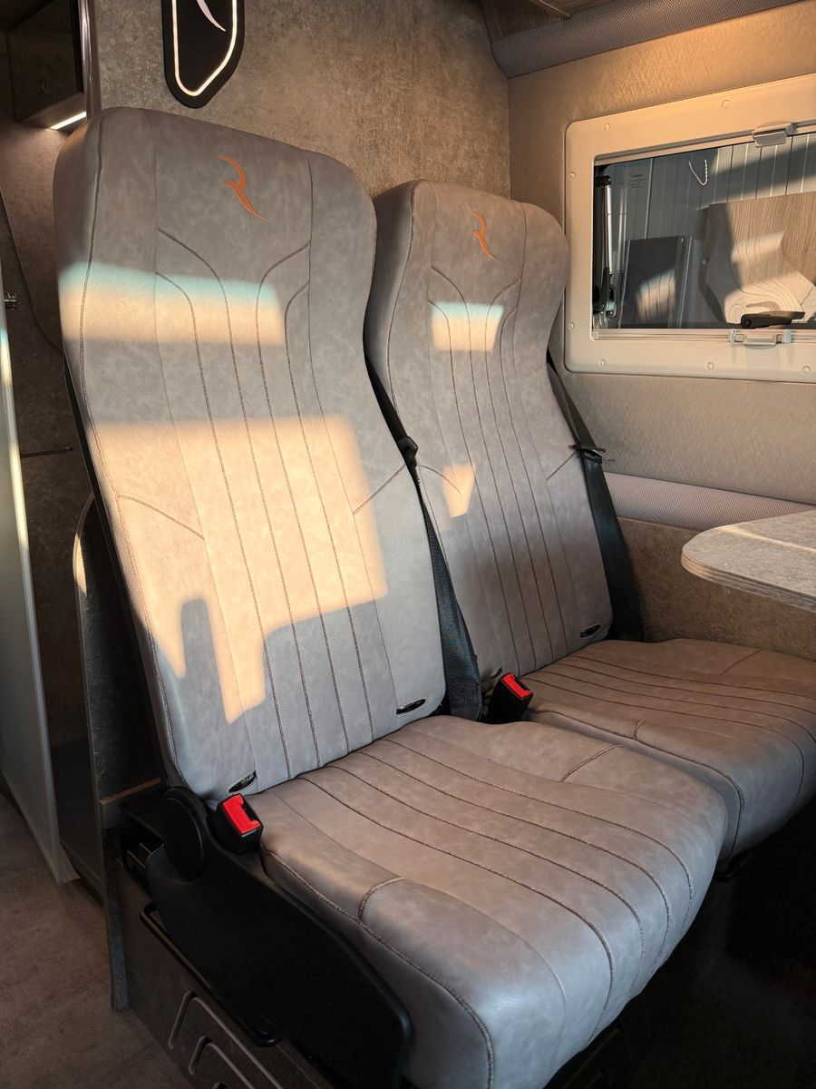 Fahrzeugabbildung Robeta Adonis - Luxus Campervan mit Aufstelldach