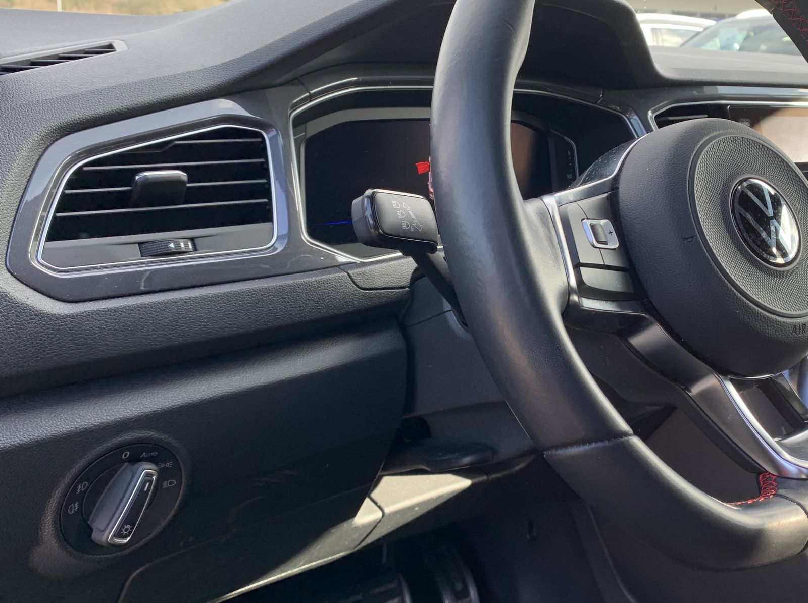 Fahrzeugabbildung Volkswagen T-Roc 1.5 TSI*Sport*Spur*Navi*SHZ*ACC*