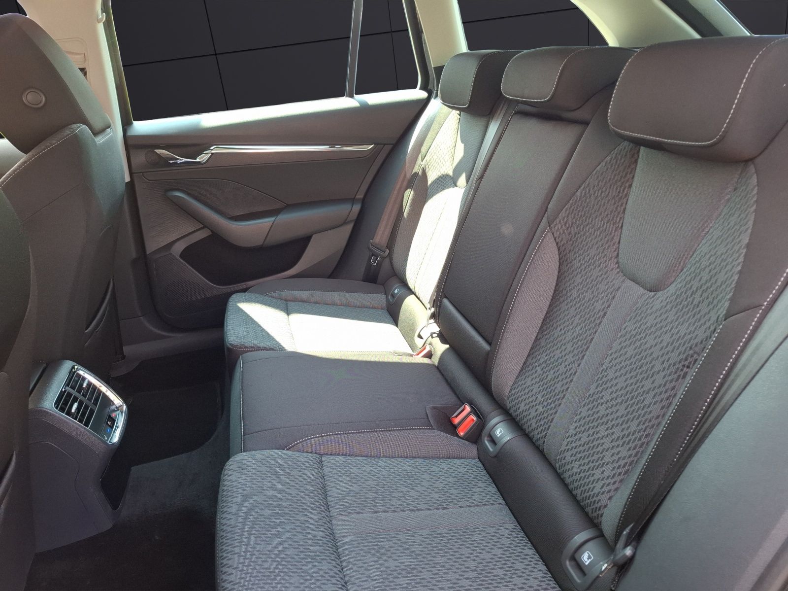 Fahrzeugabbildung SKODA Octavia Combi iV Style DSG LED RFK SH LM