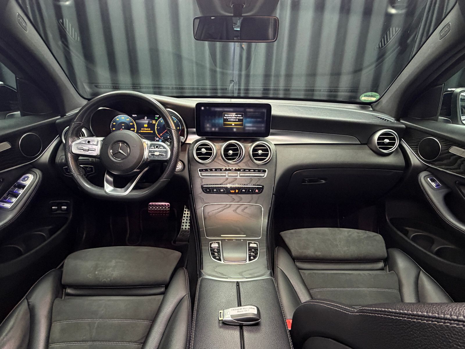 Fahrzeugabbildung Mercedes-Benz GLC 300 d Coupe 4Matic |AMG-LINE|AHK|PANO|LED