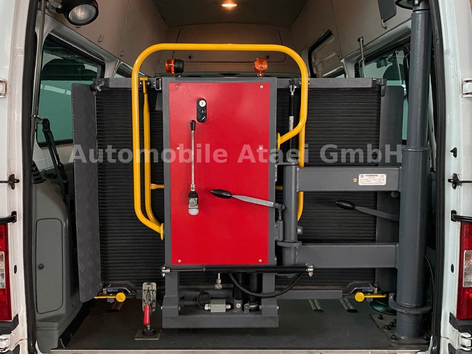 Fahrzeugabbildung Ford Transit Kombi *ROLLSTUHL-LIFT* KLIMA (3761)