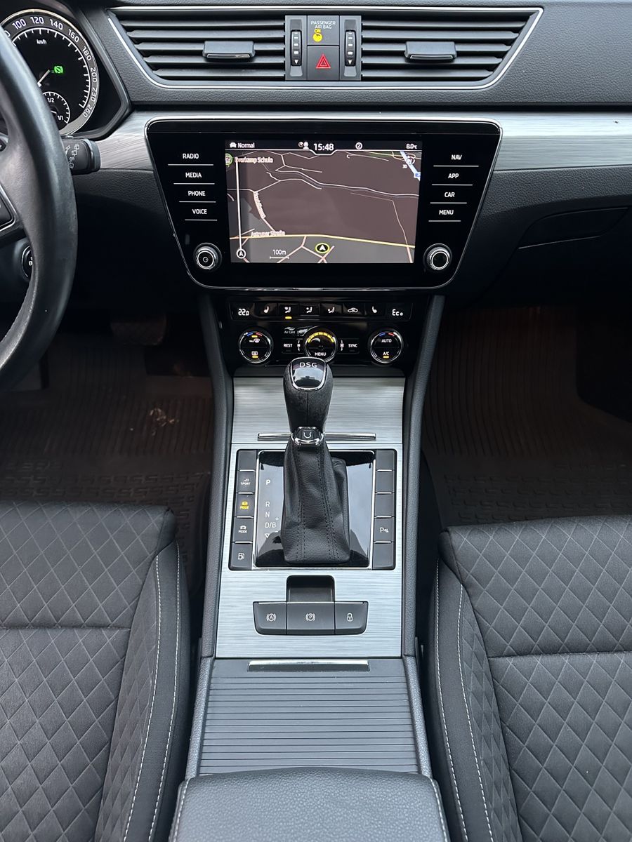 Fahrzeugabbildung SKODA Superb Combi iV 1.4 TSI NAV+LED+AHK+PANO+18ZO+PP