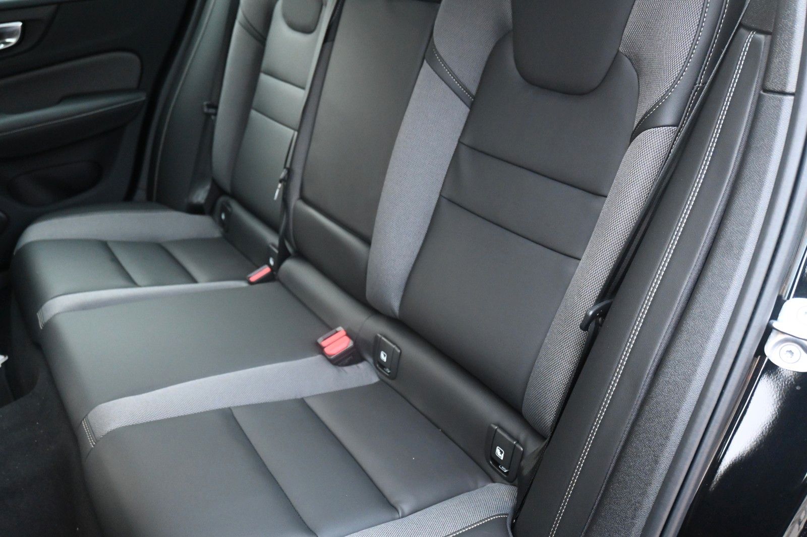 Fahrzeugabbildung Volvo S60 B4 B DSG Plus Dark*STHZG*360°*PANO*ACC*AHK