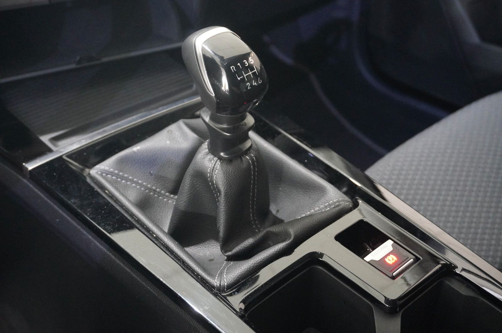 Fahrzeugabbildung Opel Astra L ST 1.2T  LED/NAVI/SHZ/ALU16/KAMERA/ALLWE
