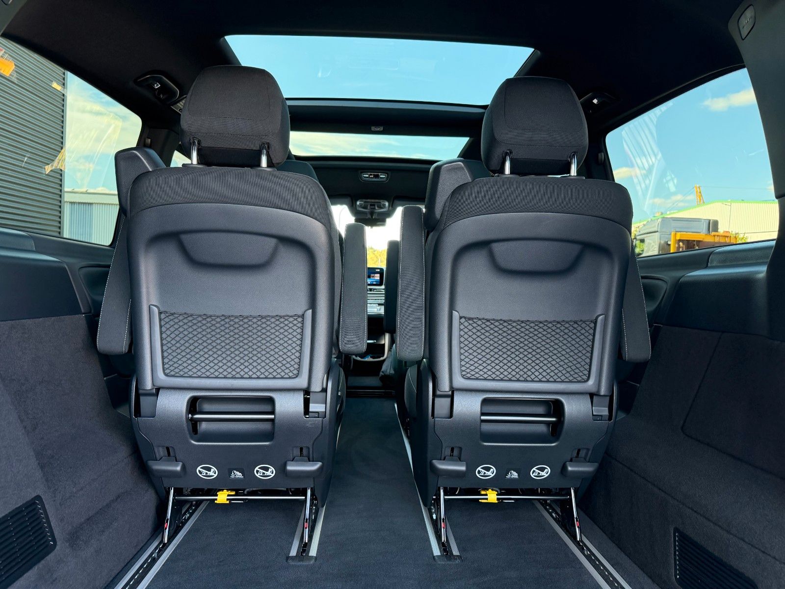 Fahrzeugabbildung Mercedes-Benz V 300 d STYLE AMG 4MATIC AIRMATIC DISTRONIC Pano