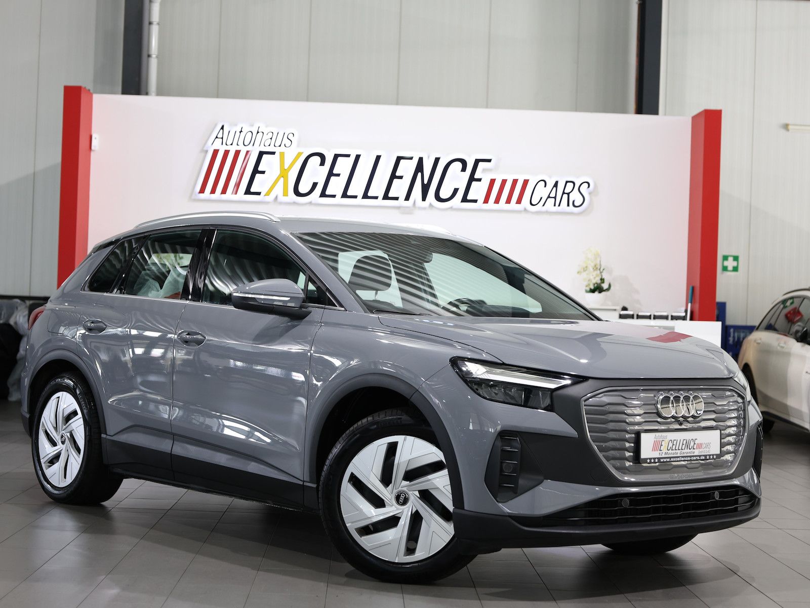 Audi Q4 e-tron 40 GREY & BLACK