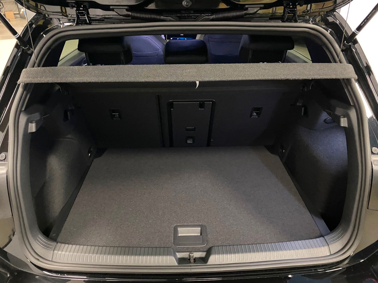 Fahrzeugabbildung Volkswagen Golf 1.5 eTSI DSG R-Line+GARANTIE 2029+ACC+KAMER