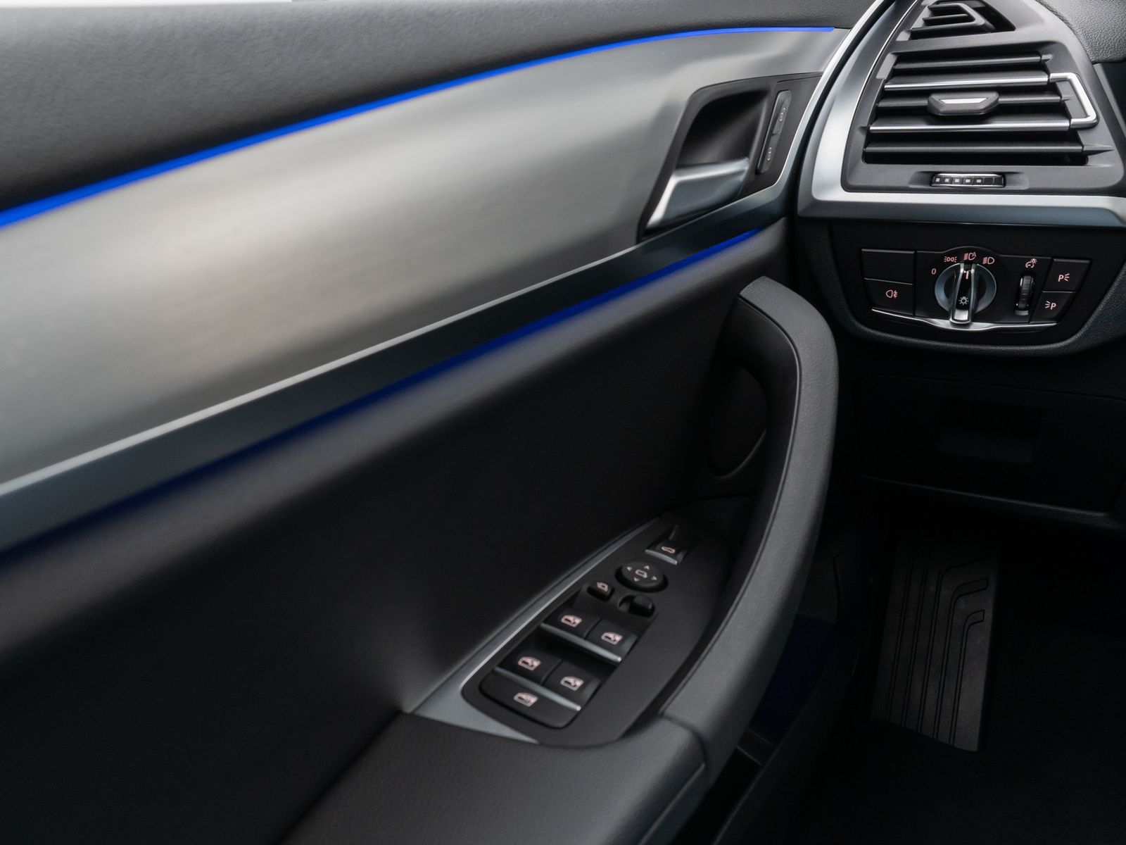 Fahrzeugabbildung BMW X3 xD20d Panorama Kamera DAB HiFi CockPit+ Sport
